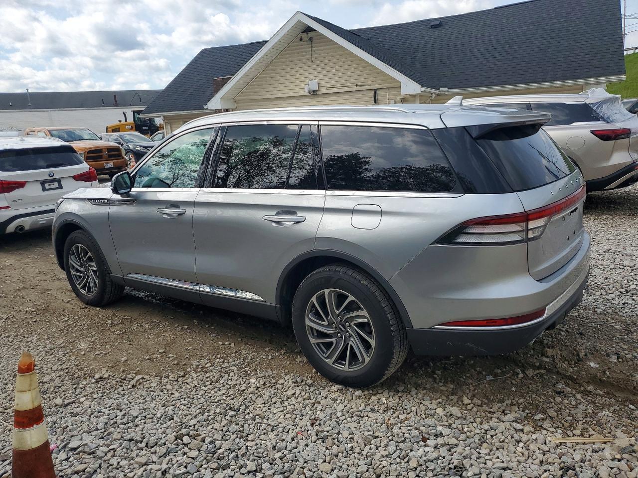 2020 Lincoln Aviator VIN 5LM5J6XC5LGL23759 photo 2