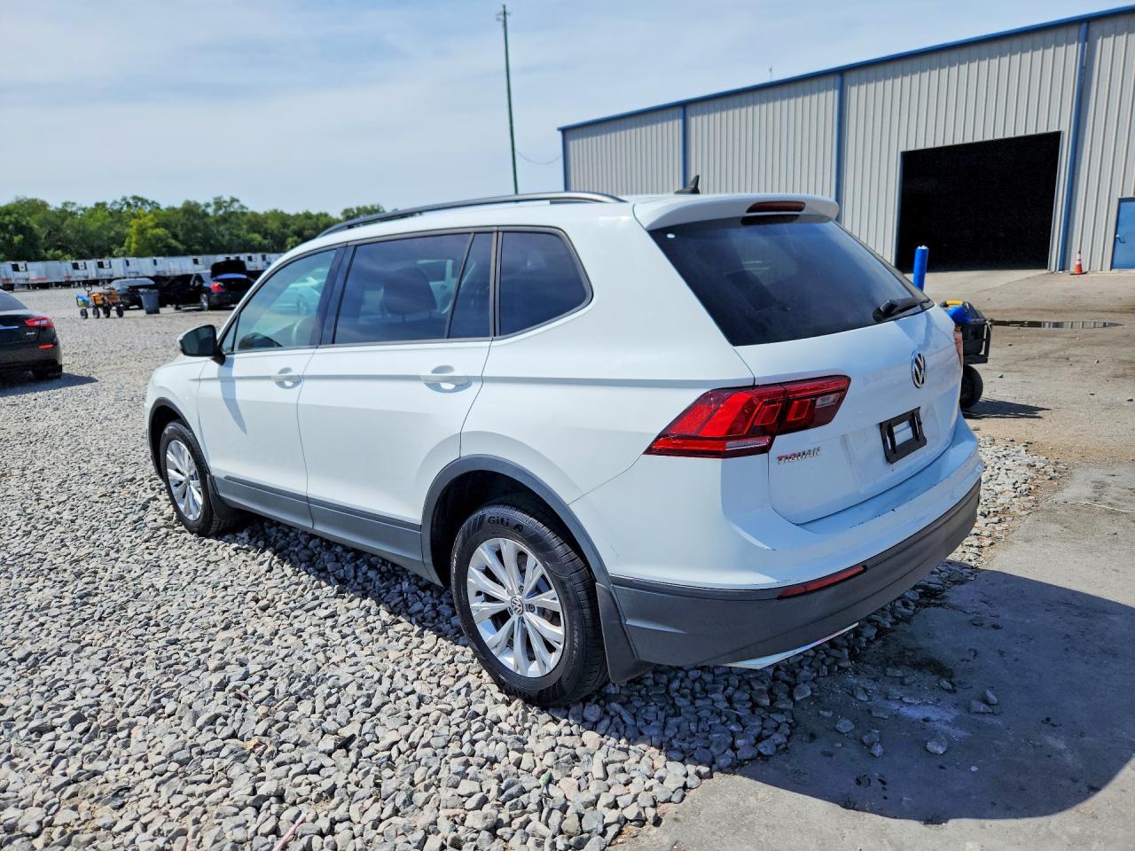 2020 Volkswagen Tiguan VIN 3VV1B7AX5LM105400 photo 2