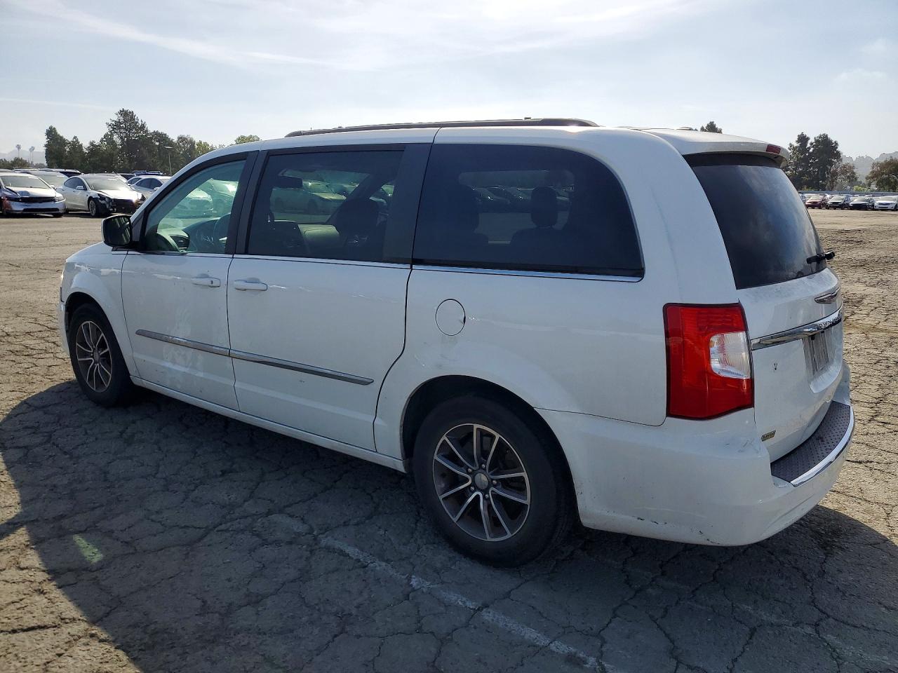 2015 Chrysler Minivan VIN 2C4RC1BG6FR510124 photo 2