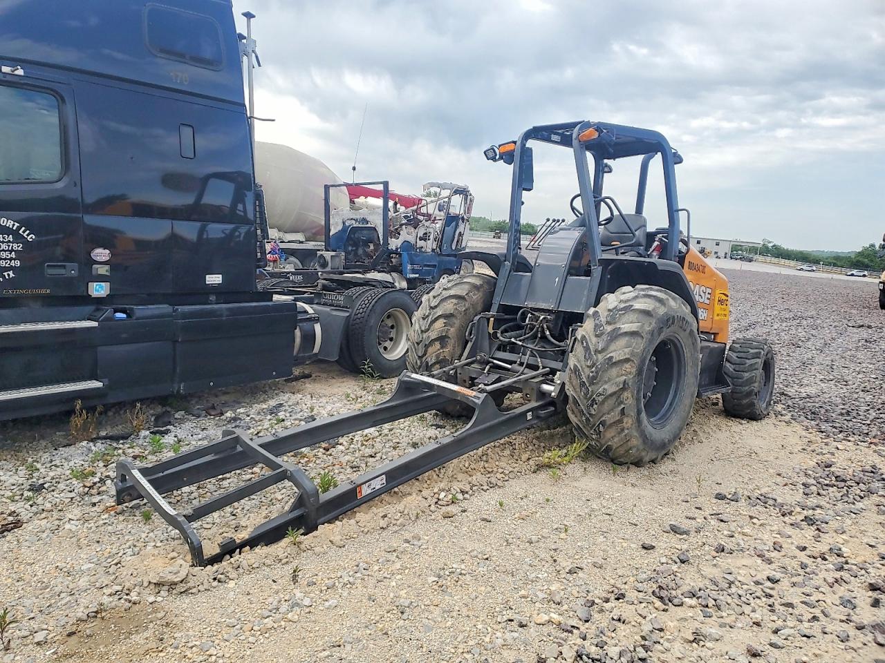 2023 CASE Forklift VIN JJGN580HLPC788994 photo 2