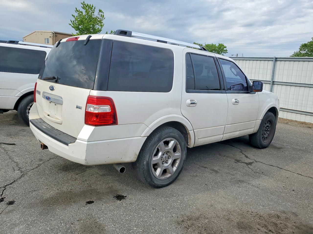 2013 Ford Expedition VIN 1FMJU2A52DEF01930 photo 3
