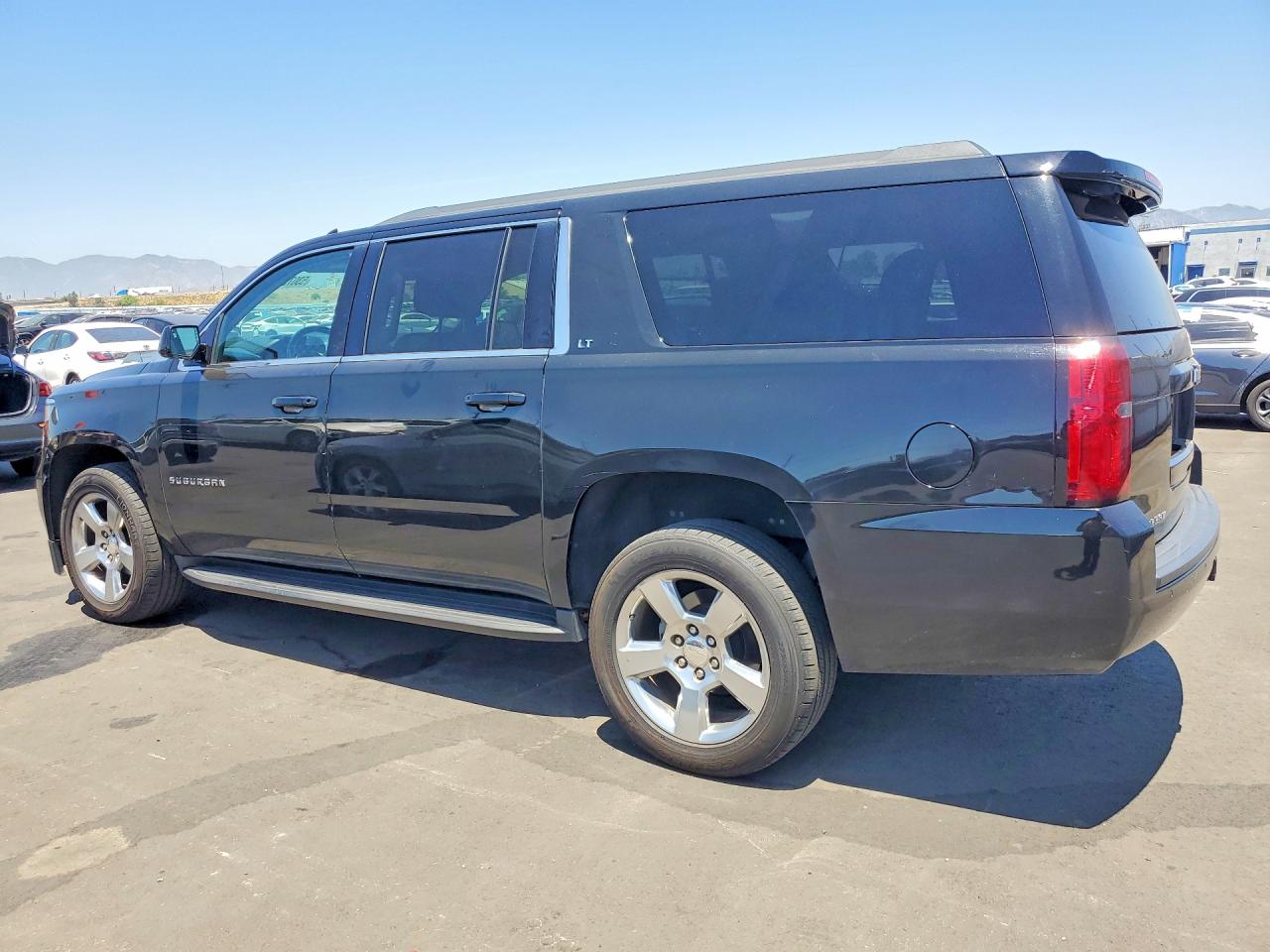 2020 Chevrolet Suburban VIN 1GNSCHKC9LR160620 photo 2
