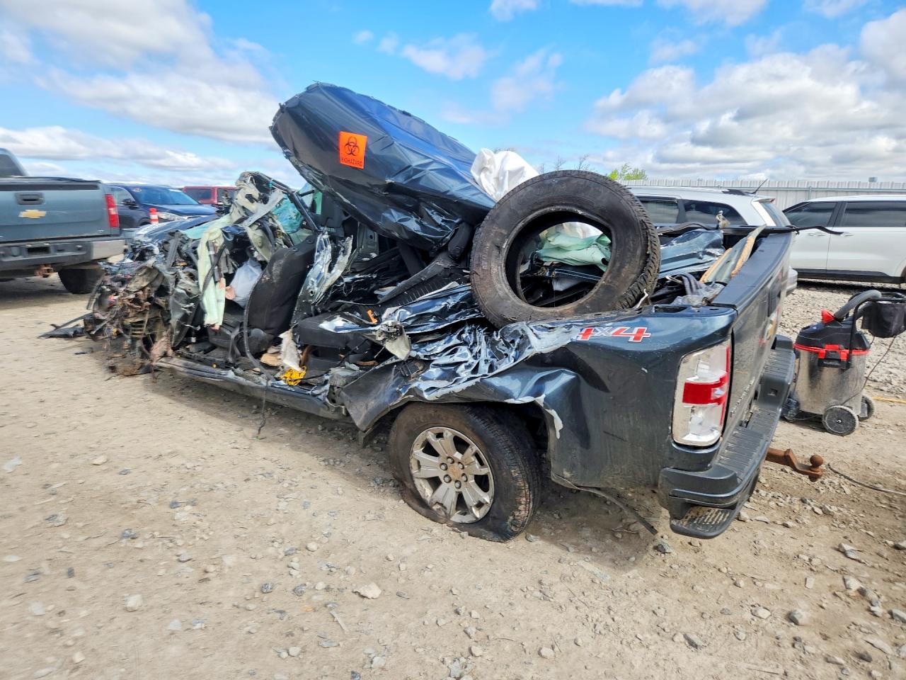 2020 Chevrolet Colorado VIN 1GCGTCEN8L1101197 photo 2