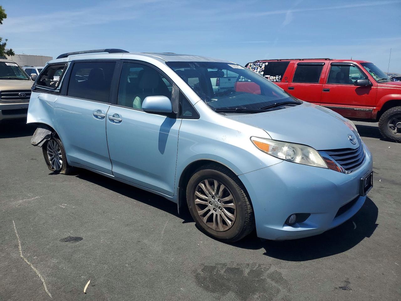 2017 Toyota Sienna VIN 5TDYZ3DC2HS870761 photo 4