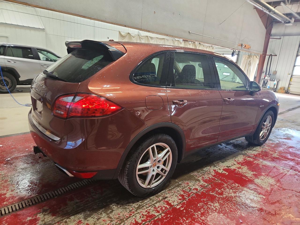 2012 Porsche Cayenne VIN WP1AE2A26CLA92265 photo 3