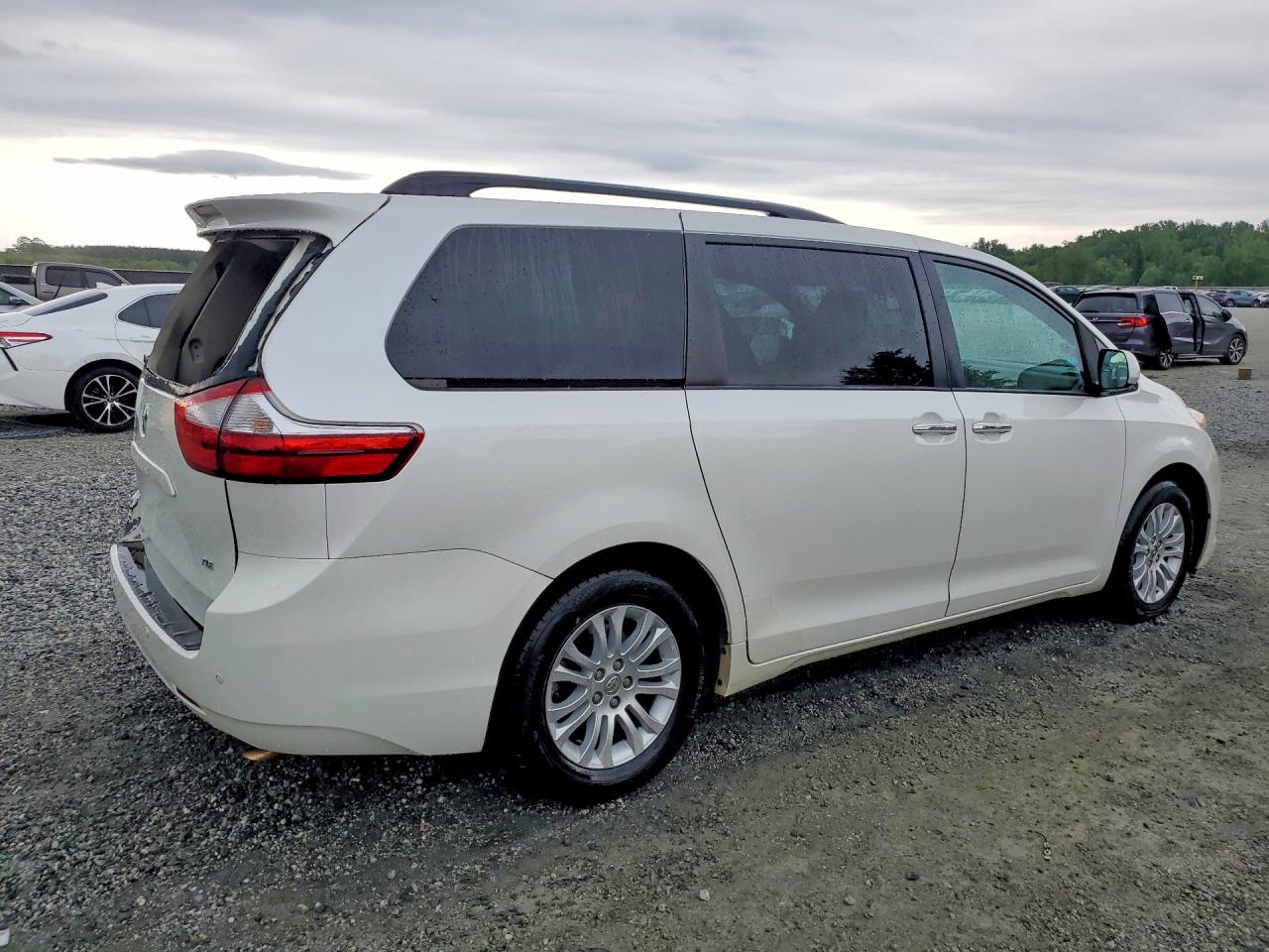 2016 Toyota Sienna VIN 5TDYK3DC9GS731715 photo 3