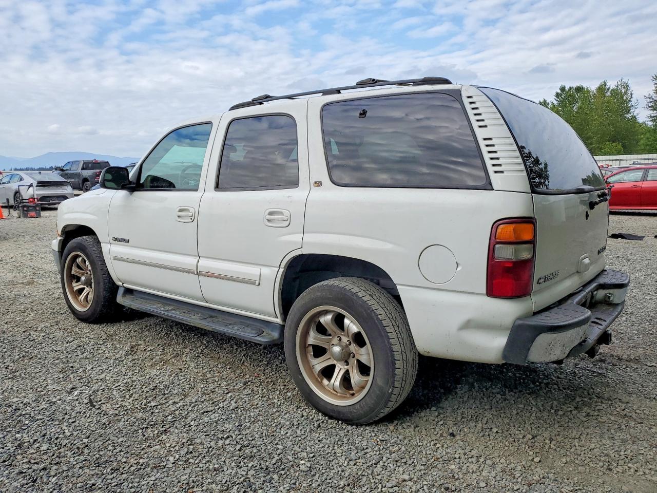 2001 Chevrolet Tahoe VIN 1GNEK13TX1J234855 photo 2