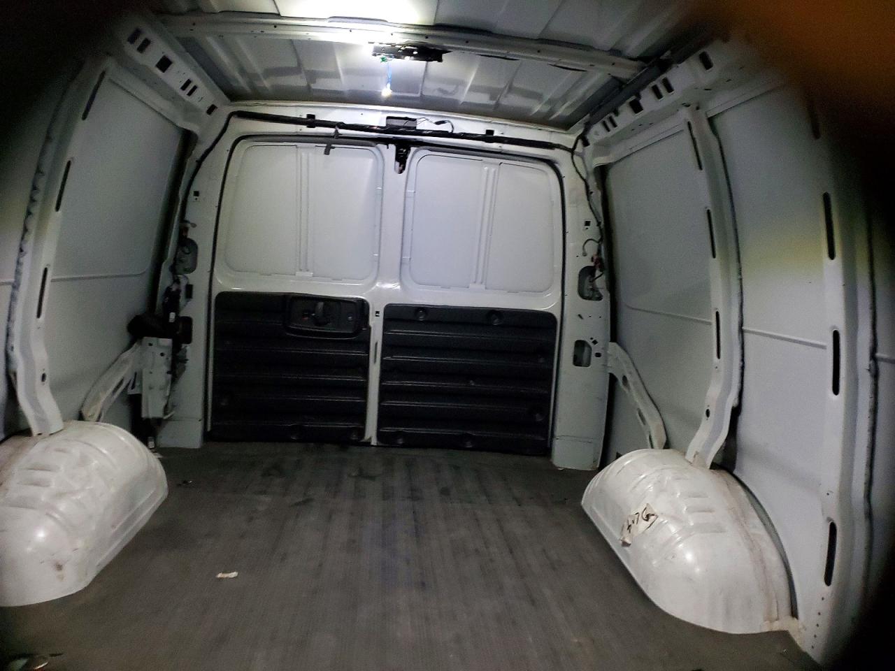 2024 GMC Savana VIN 1GTW7AFP8R1102928 photo 10