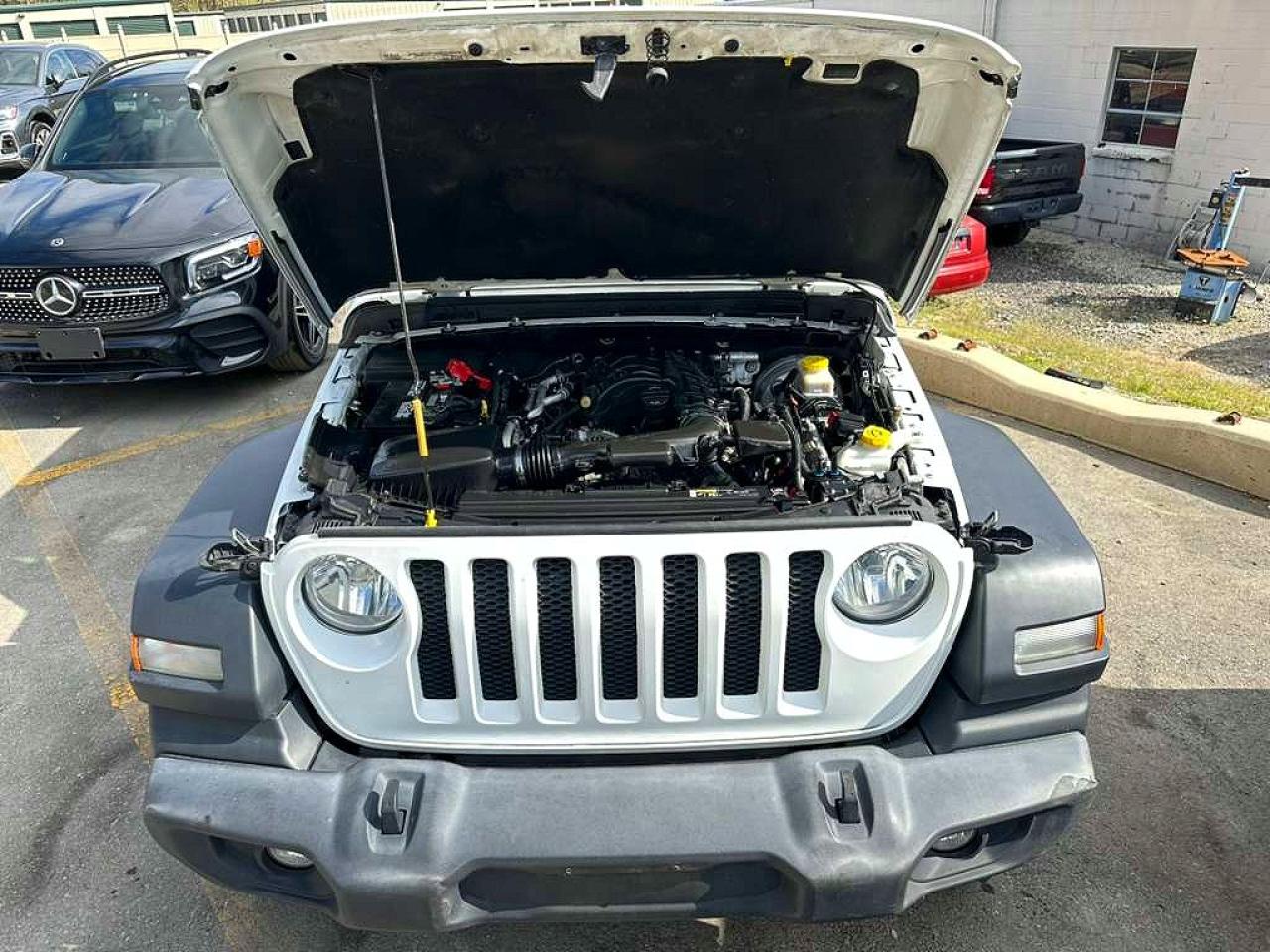 2018 Jeep Wrangler / VIN 1C4HJXDG5JW162480 photo 5