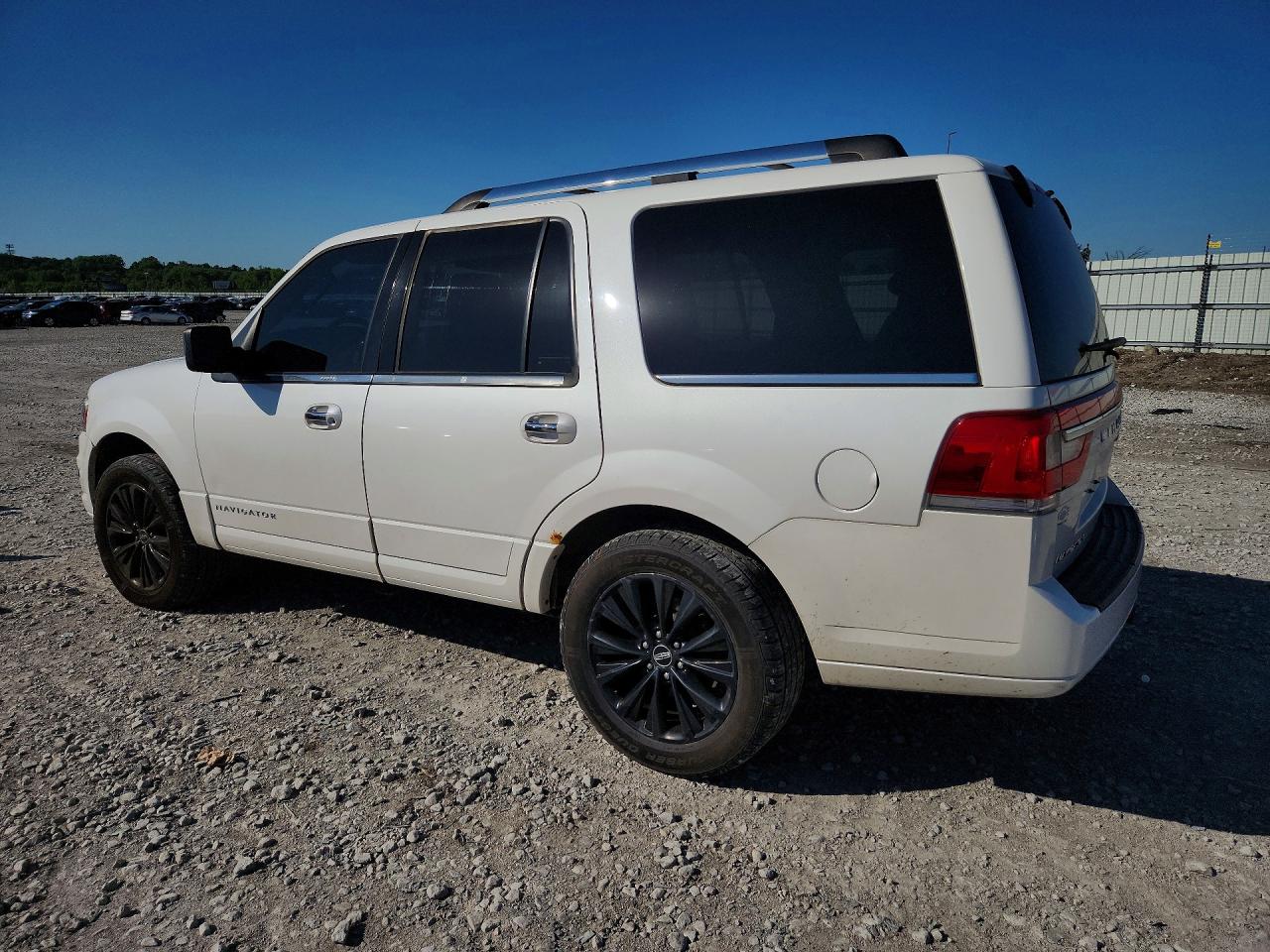 2015 Lincoln Navigator VIN 5LMJJ2JT8FEJ08988 photo 2