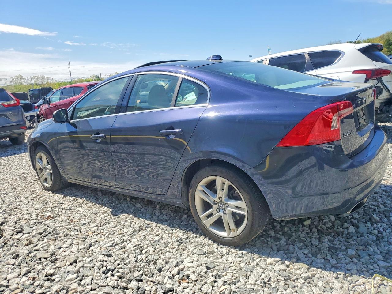 2015 Volvo S60 VIN YV126MFK2F2336893 photo 2