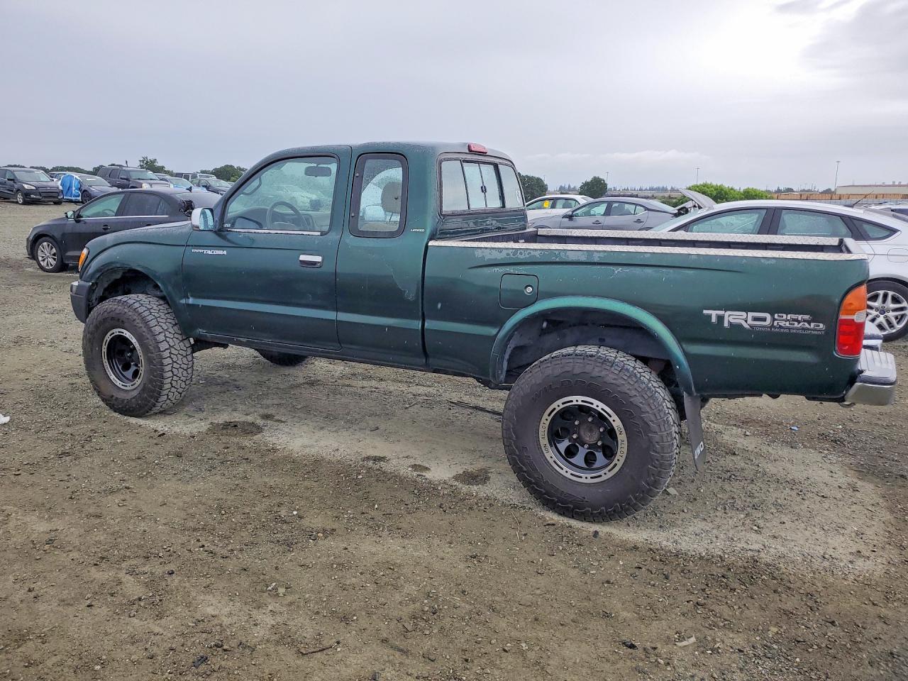1999 Toyota Tacoma VIN 4TAWN74N1XZ560525 photo 2
