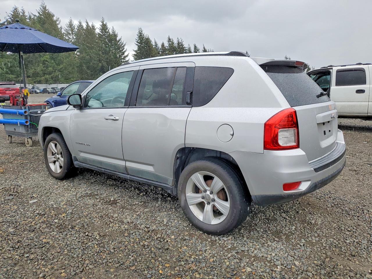 2011 Jeep Compass VIN 1J4NT1FA4BD215762 photo 2
