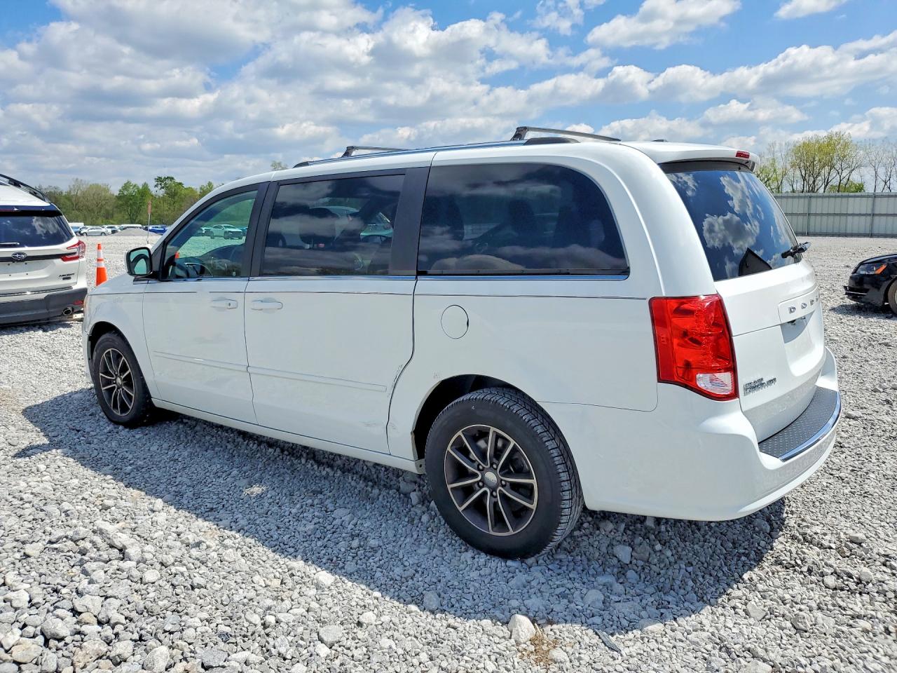 2017 Dodge Caravan VIN 2C4RDGCG9HR673724 photo 2