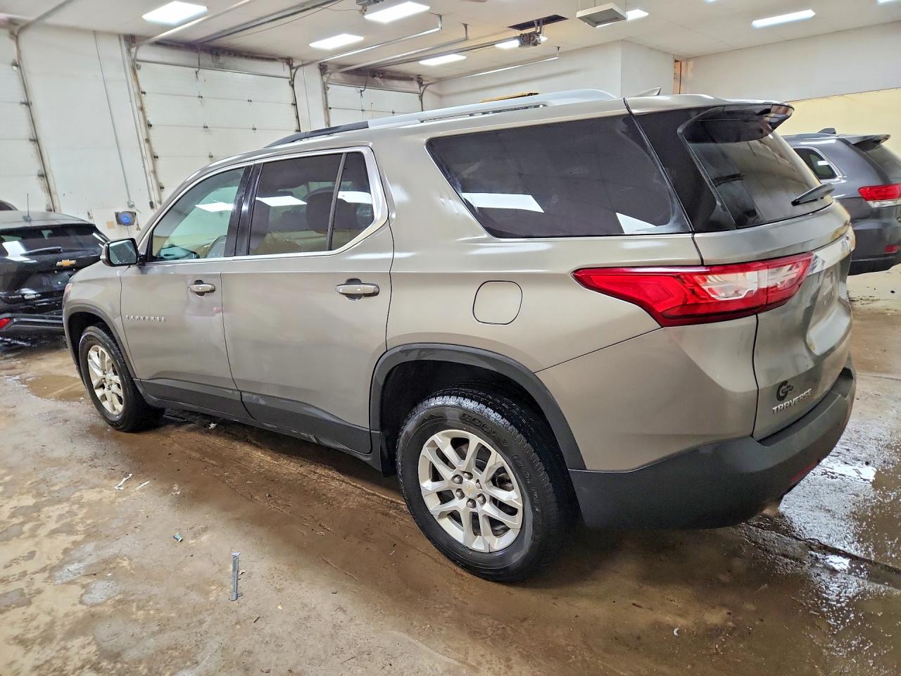 2018 Chevrolet Traverse VIN 1GNERGKW6JJ167178 photo 2