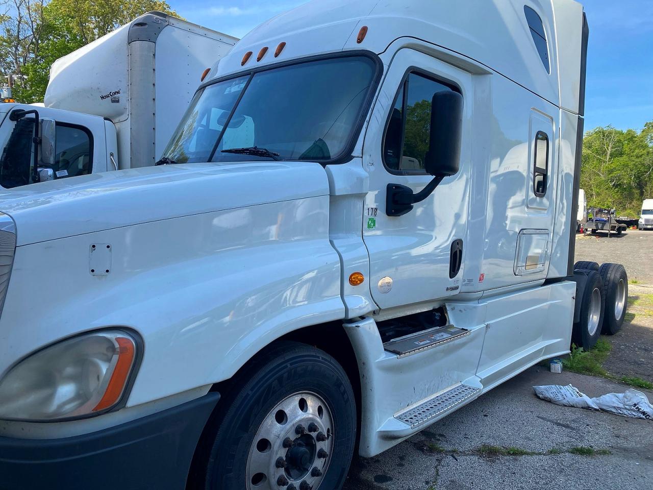 2018 FREIGHTLINER All other VIN 1FUJGLDR7JLKA8701 photo 2