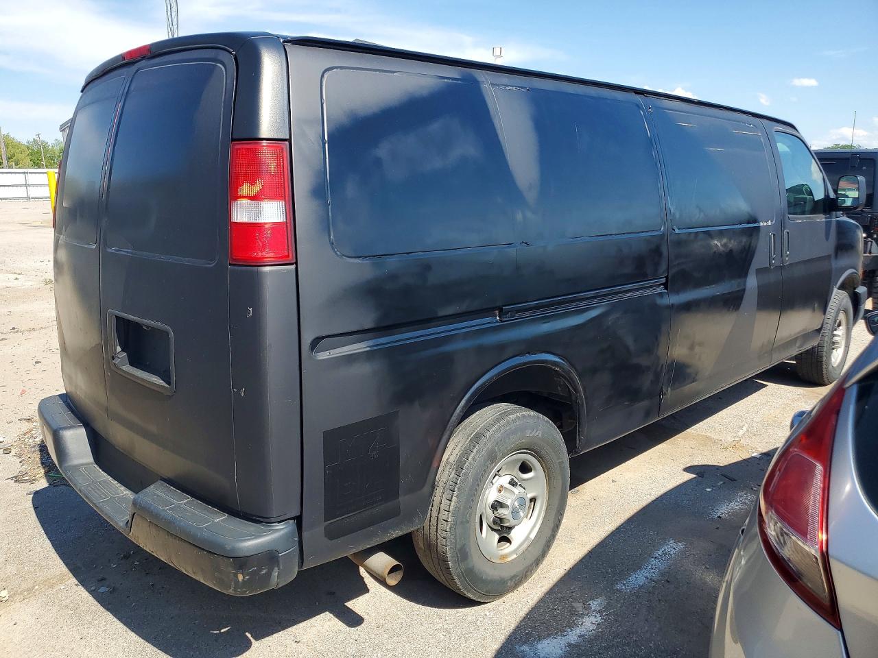 2019 Chevy Express VIN 1GCWGBFPXK1330912 photo 3