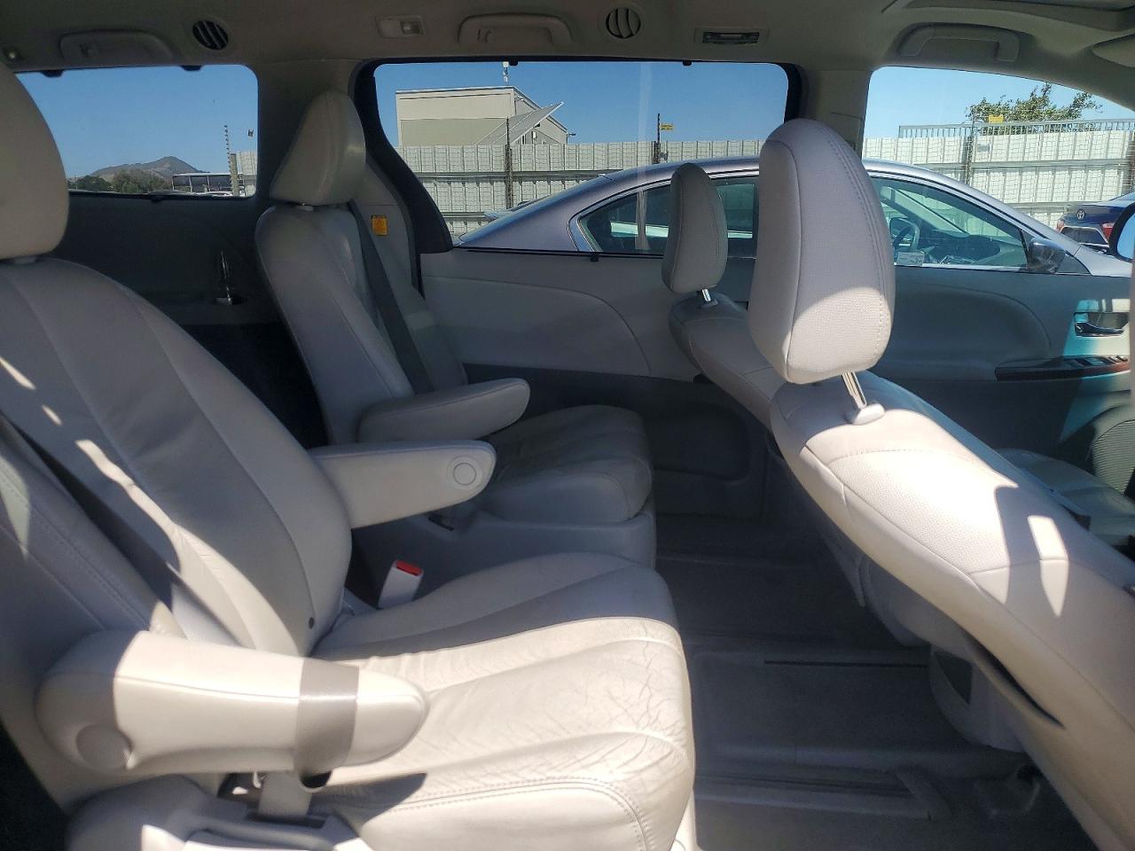 2012 Toyota Sienna VIN 5TDDK3DC8CS031256 photo 11