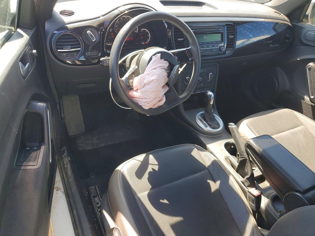 2015 Volkswagen Beetle VIN 3VWF17AT0FM636493 photo 8