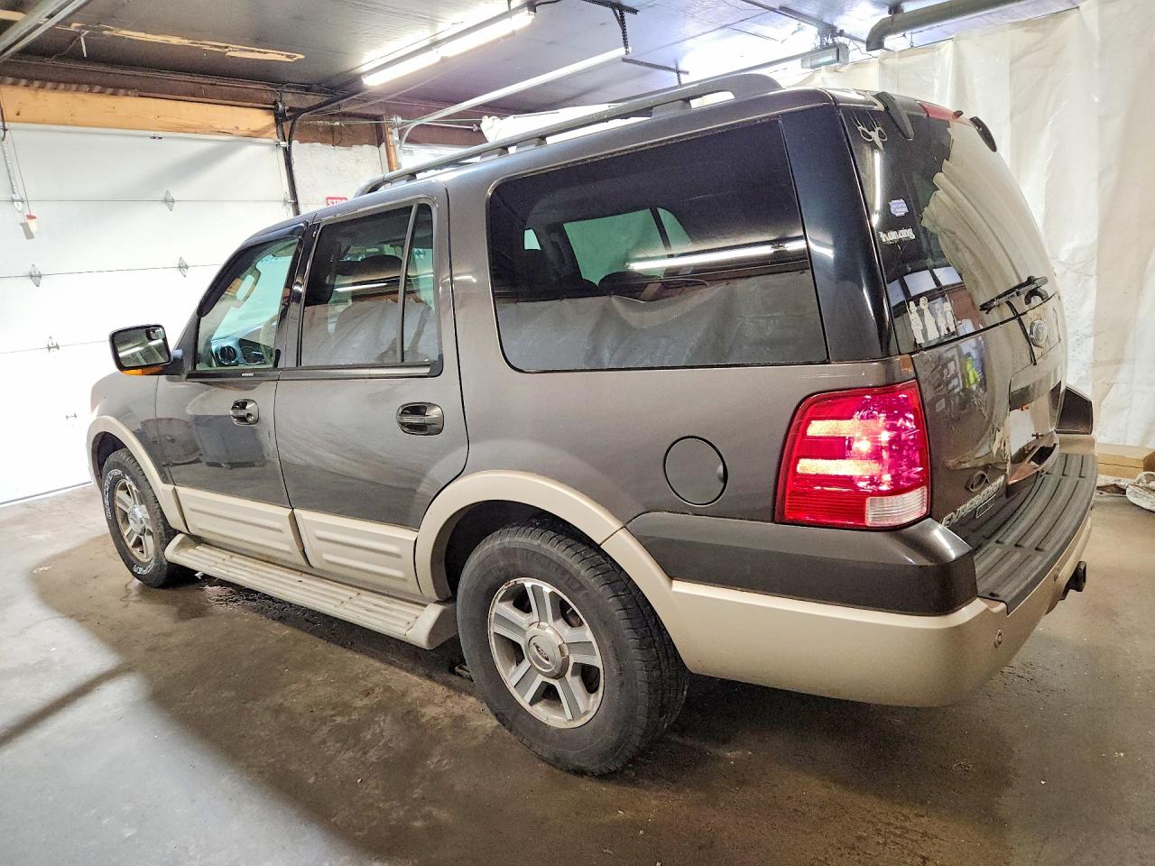 2006 Ford Expedition VIN 1FMFU18506LA76552 photo 2