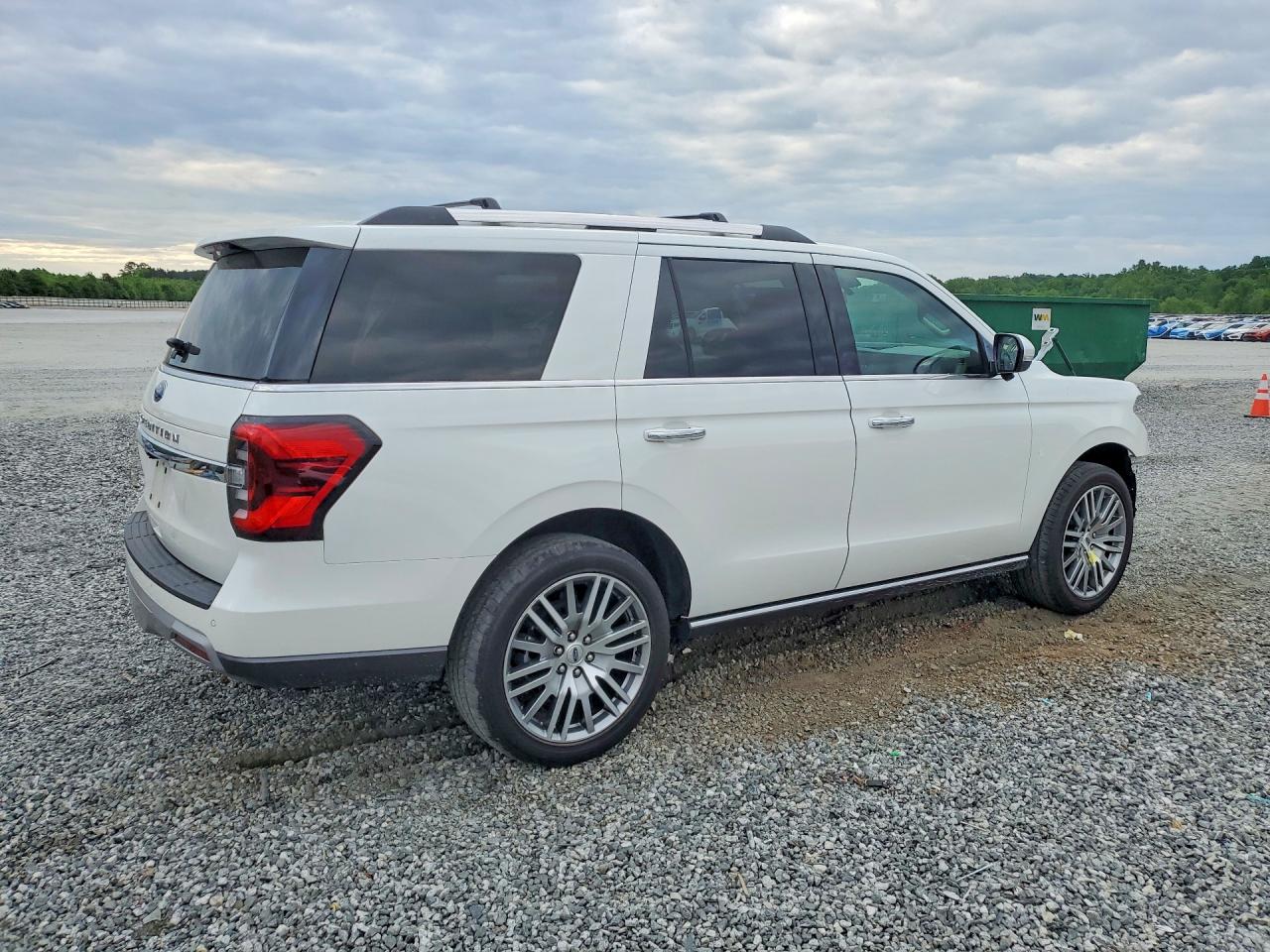 2024 Ford Expedition VIN 1FMJU2A84REA48735 photo 2