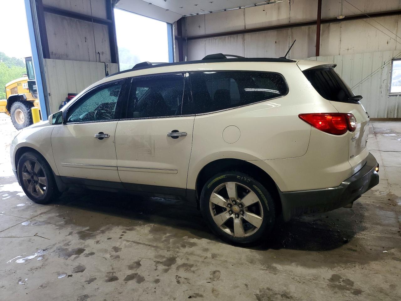 2011 Chevrolet Traverse VIN 1GNKVLED3BJ204867 photo 2
