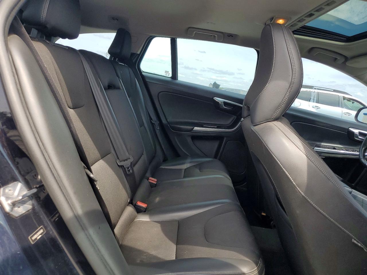 2017 Volvo V60 VIN YV140MEJ3H1345422 photo 10