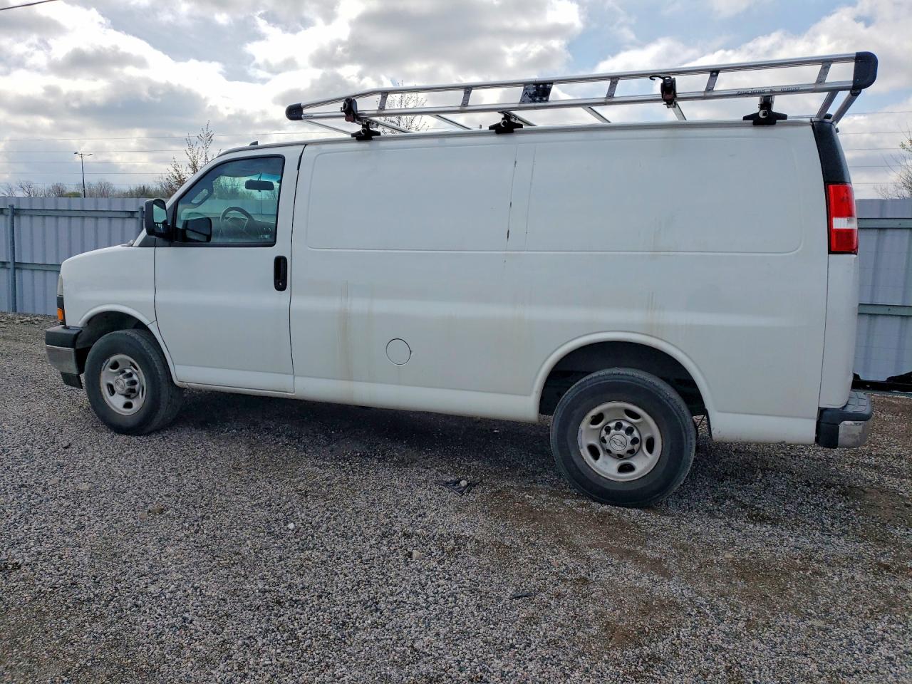 2020 GMC Savana VIN 1GTW7AFP3L1216066 photo 2