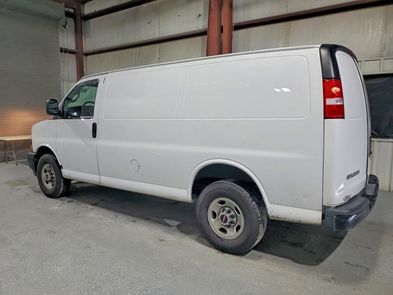 2024 GMC Savana VIN 1GTW7AFP8R1102928 photo 2