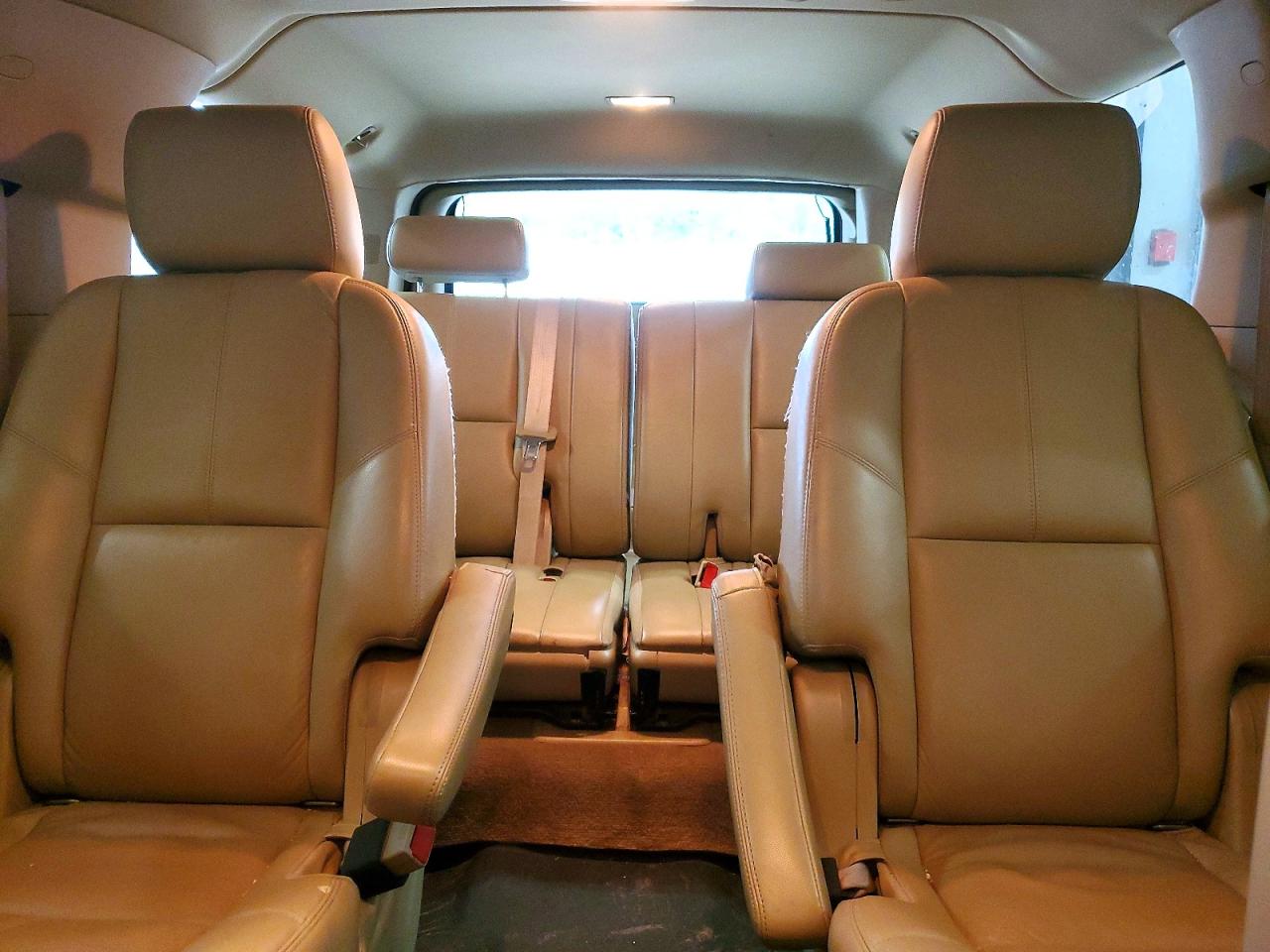 2011 Chevrolet Suburban VIN 1GNSKJE37BR189943 photo 10