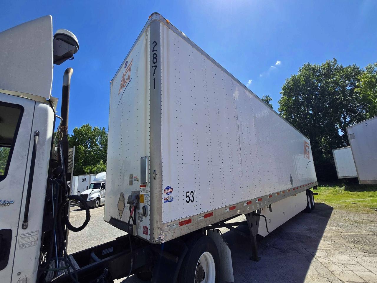 2017 UTIL All models VIN 1UYVS2533HP863135 photo 2