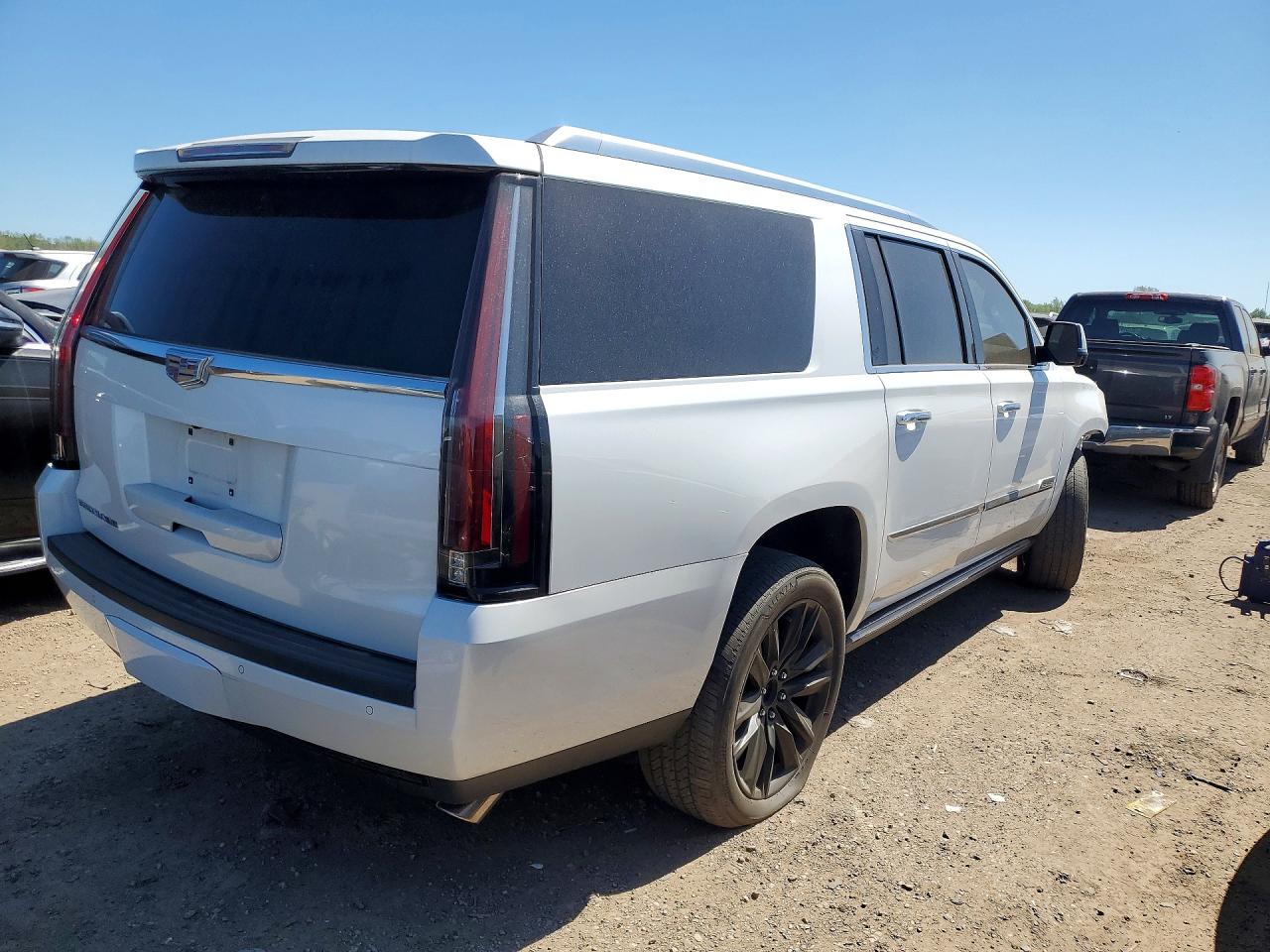 2016 Cadillac Escalade VIN 1GYS4KKJ5GR300566 photo 3