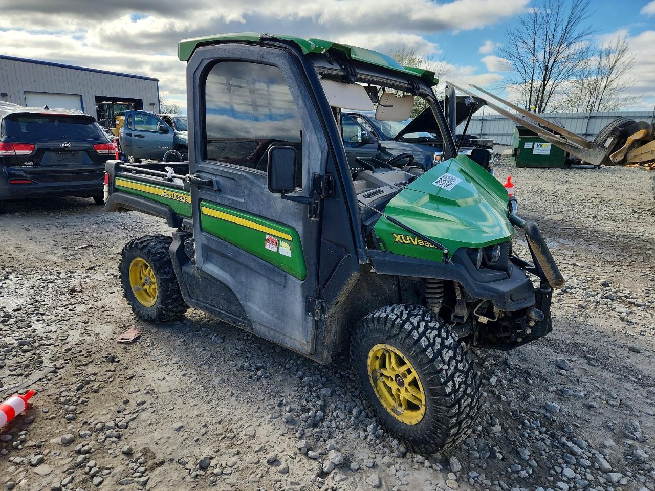 2018 JOHN Xuv835r VIN 1M0835RAJJM011693 photo 1
