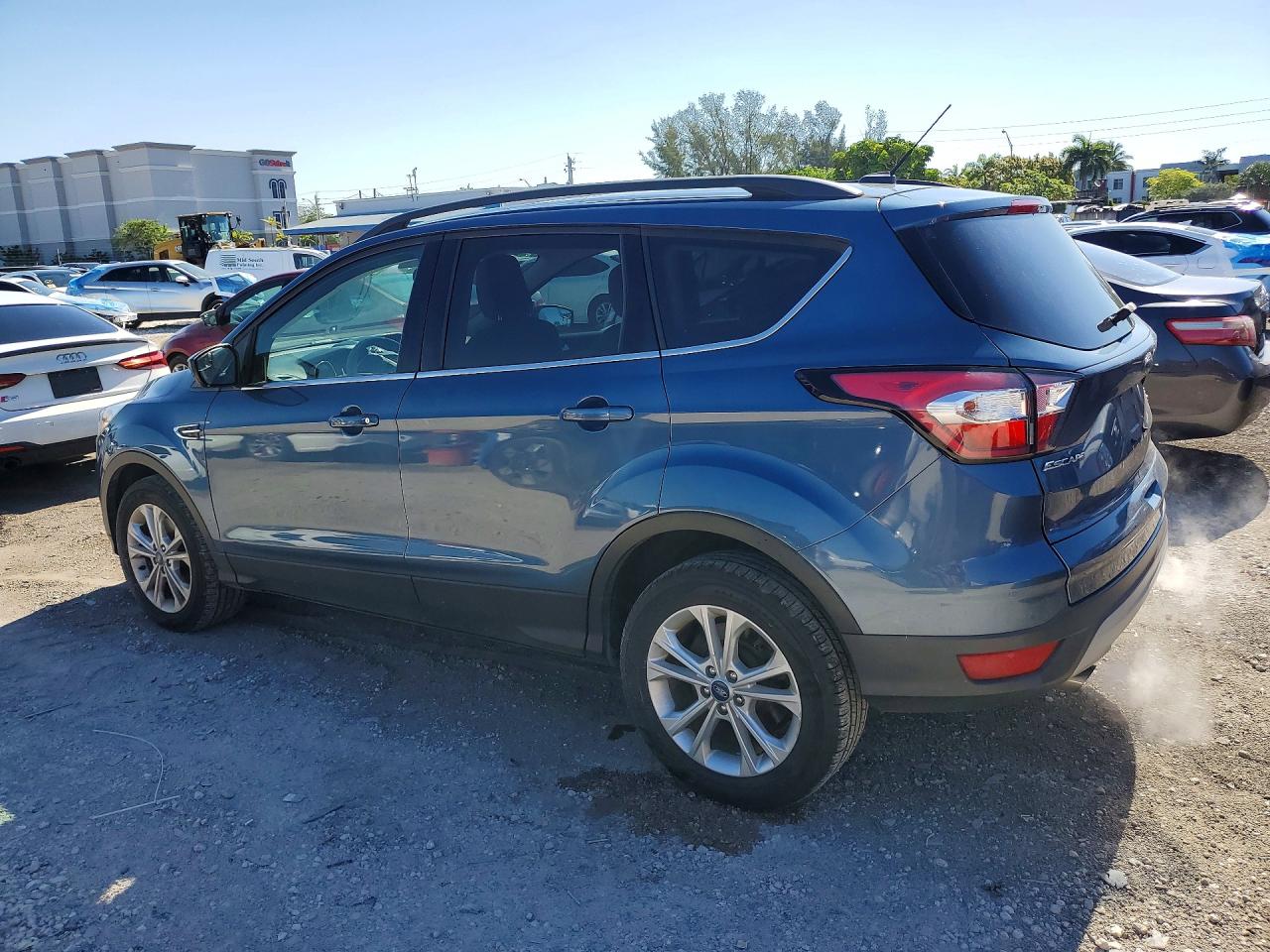 2018 Ford Escape VIN 1FMCU9GD7JUC79127 photo 2