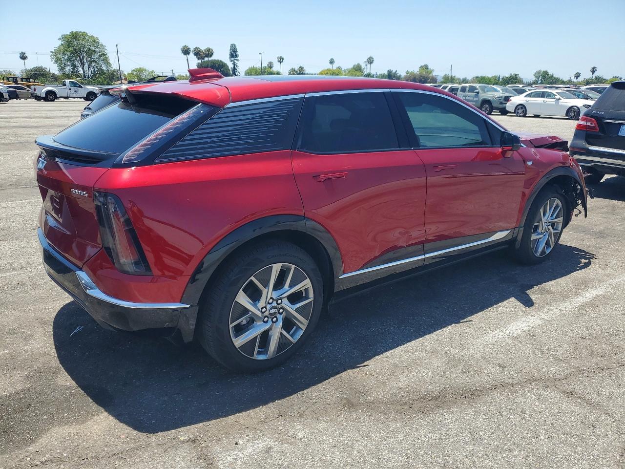 2025 Cadillac Optiq luxu VIN 3GYK3BMRXSS267902 photo 2