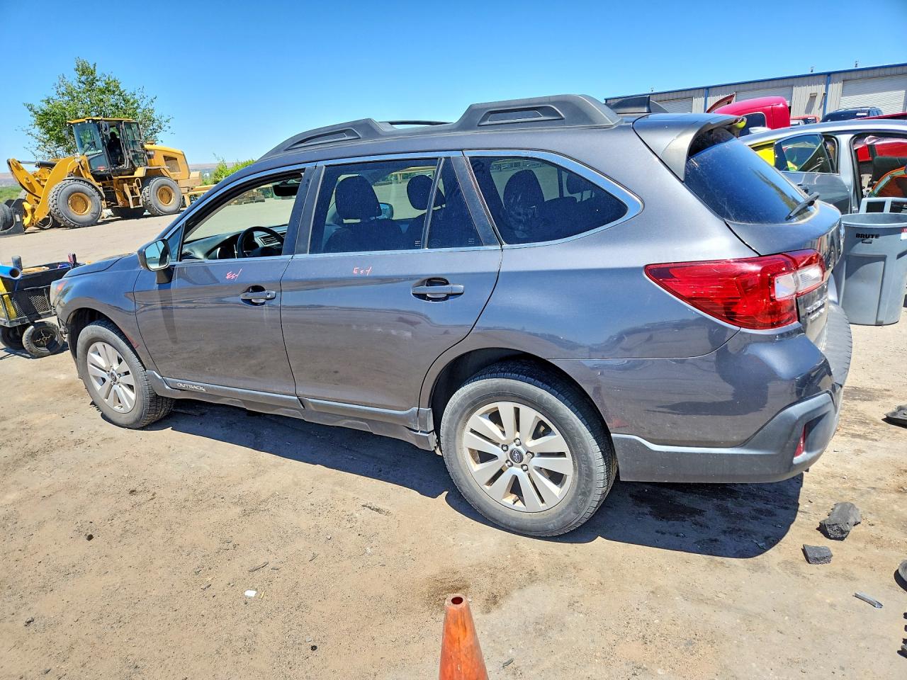 2018 Subaru Outback VIN 4S4BSACC9J3363469 photo 2
