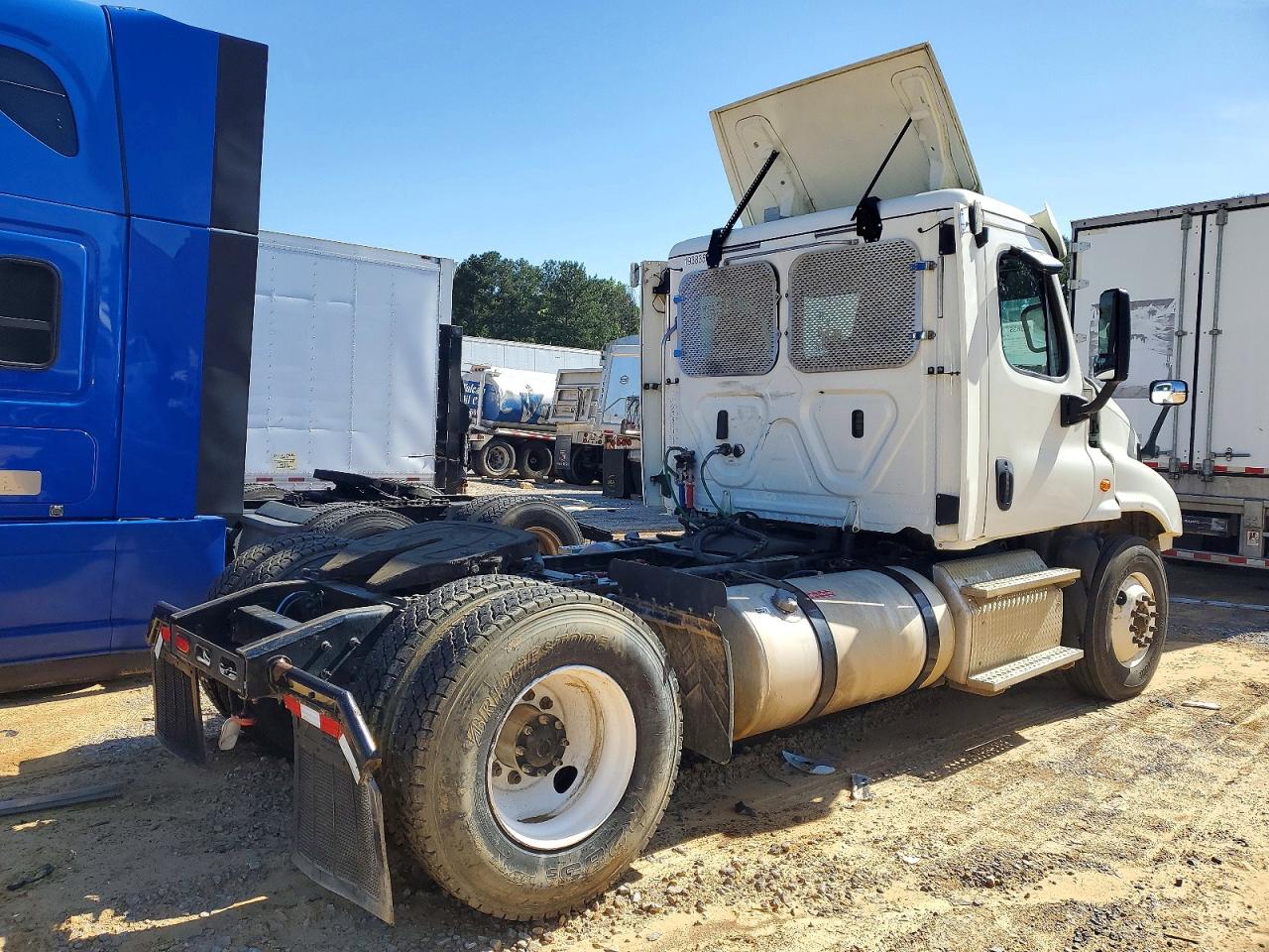 2018 FREIGHTLINER All other VIN 3AKBGDDV5JSJX3835 photo 4