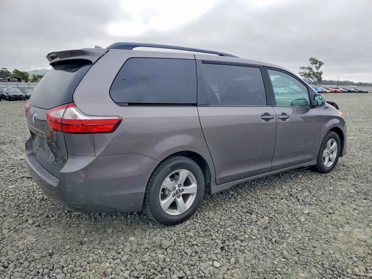 2018 TOYOTA Sienna VIN 5TDKZ3DC9JS949839 photo 3