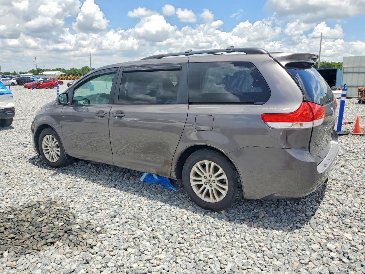2011 Toyota Sienna VIN 5TDYK3DC4BS079112 photo 3