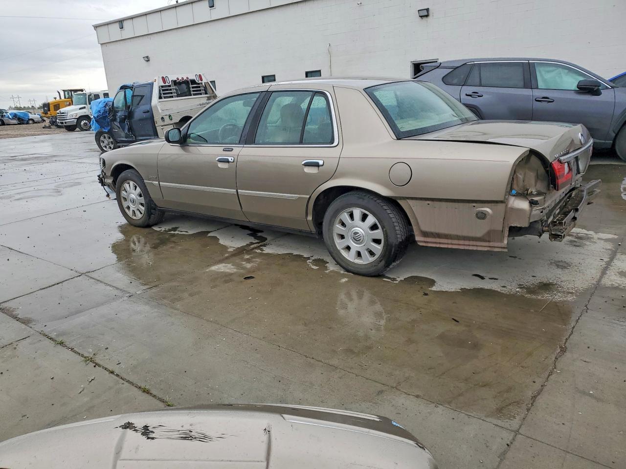 2003 Mercury Grmarquis VIN 2MEFM75WX3X644517 photo 2