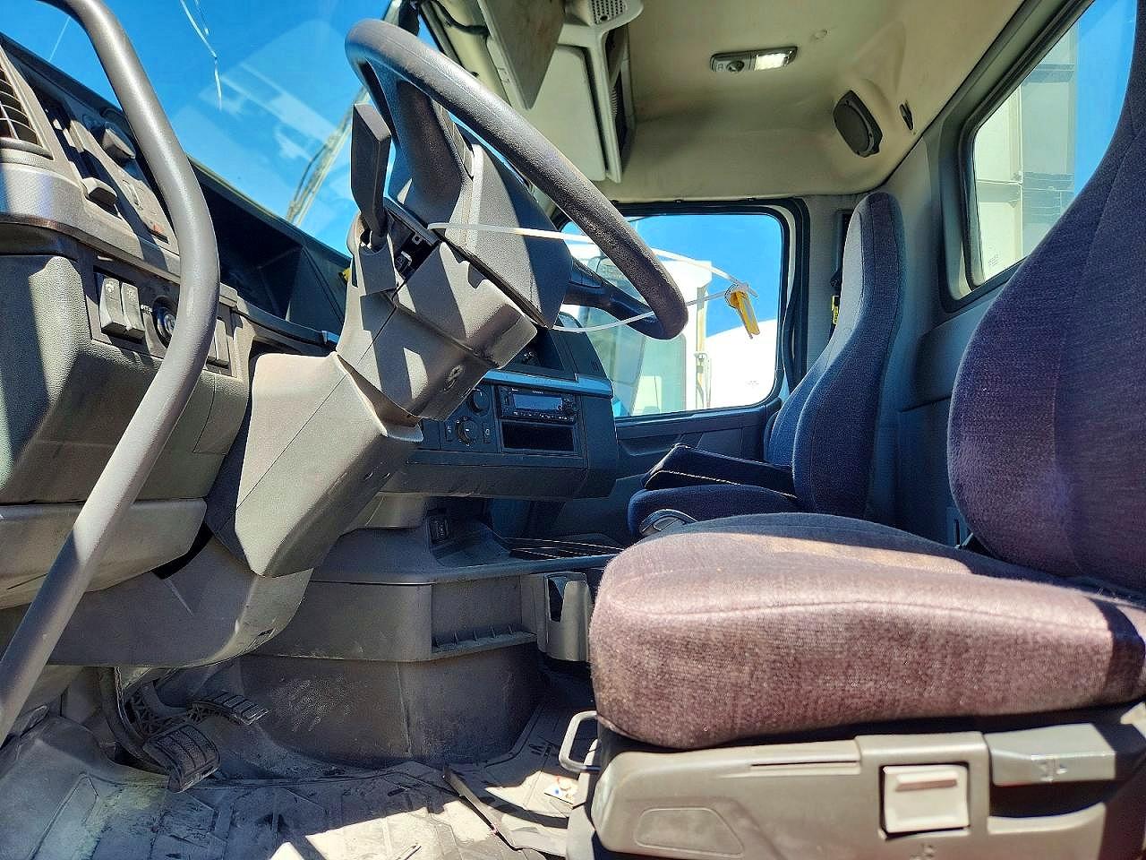 2022 VOLVO Vn VIN 4V4NC9EH9NN313238 photo 5