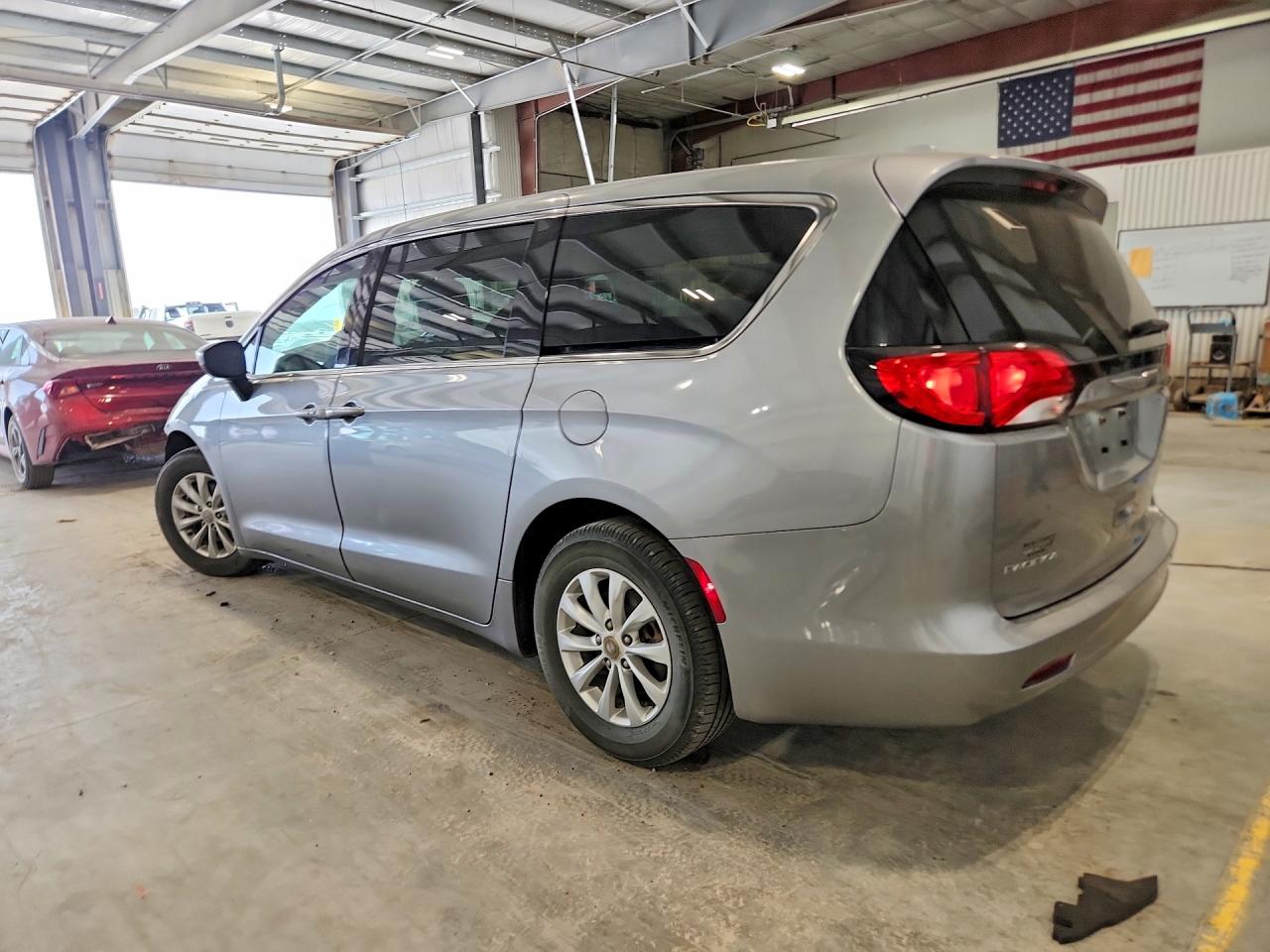 2017 Chrysler Pacifica VIN 2C4RC1DG5HR508137 photo 2