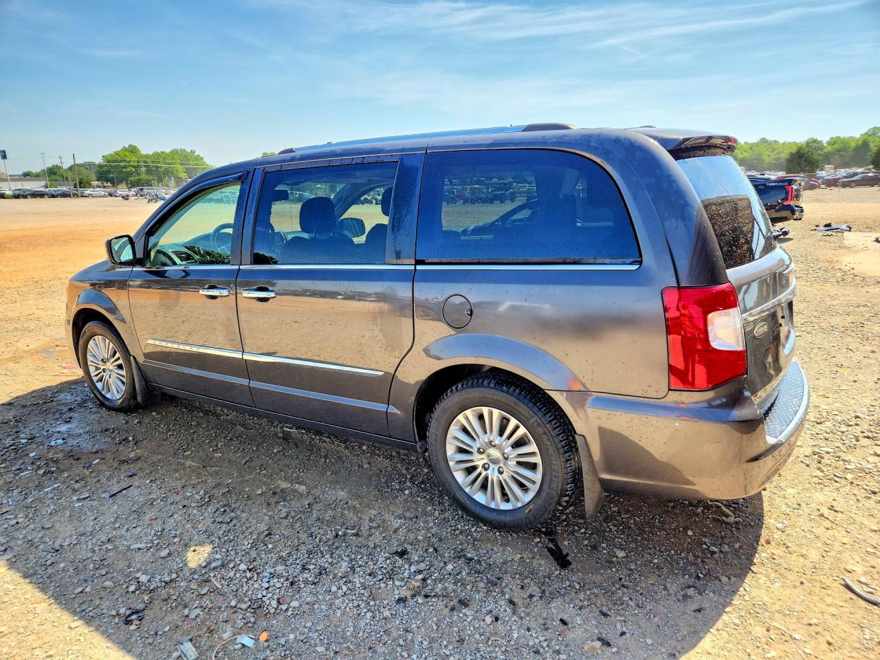 2015 Chrysler Minivan VIN 2C4RC1GG2FR506225 photo 2
