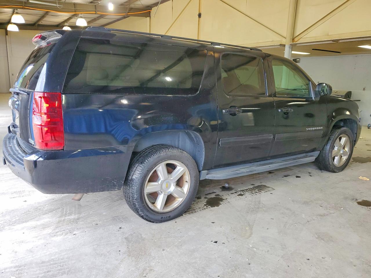 2011 Chevrolet Suburban VIN 1GNSKJE37BR189943 photo 3