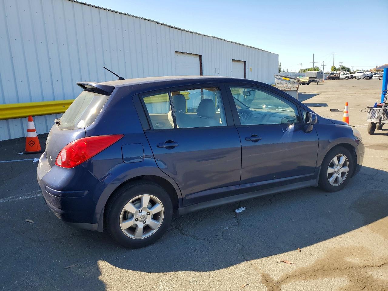 2008 Nissan Versa VIN 3N1BC13E18L388757 photo 3
