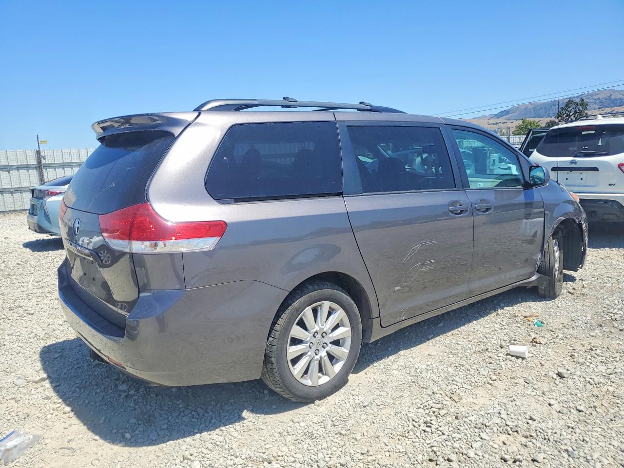 2012 Toyota Sienna VIN 5TDDK3DC8CS031256 photo 3