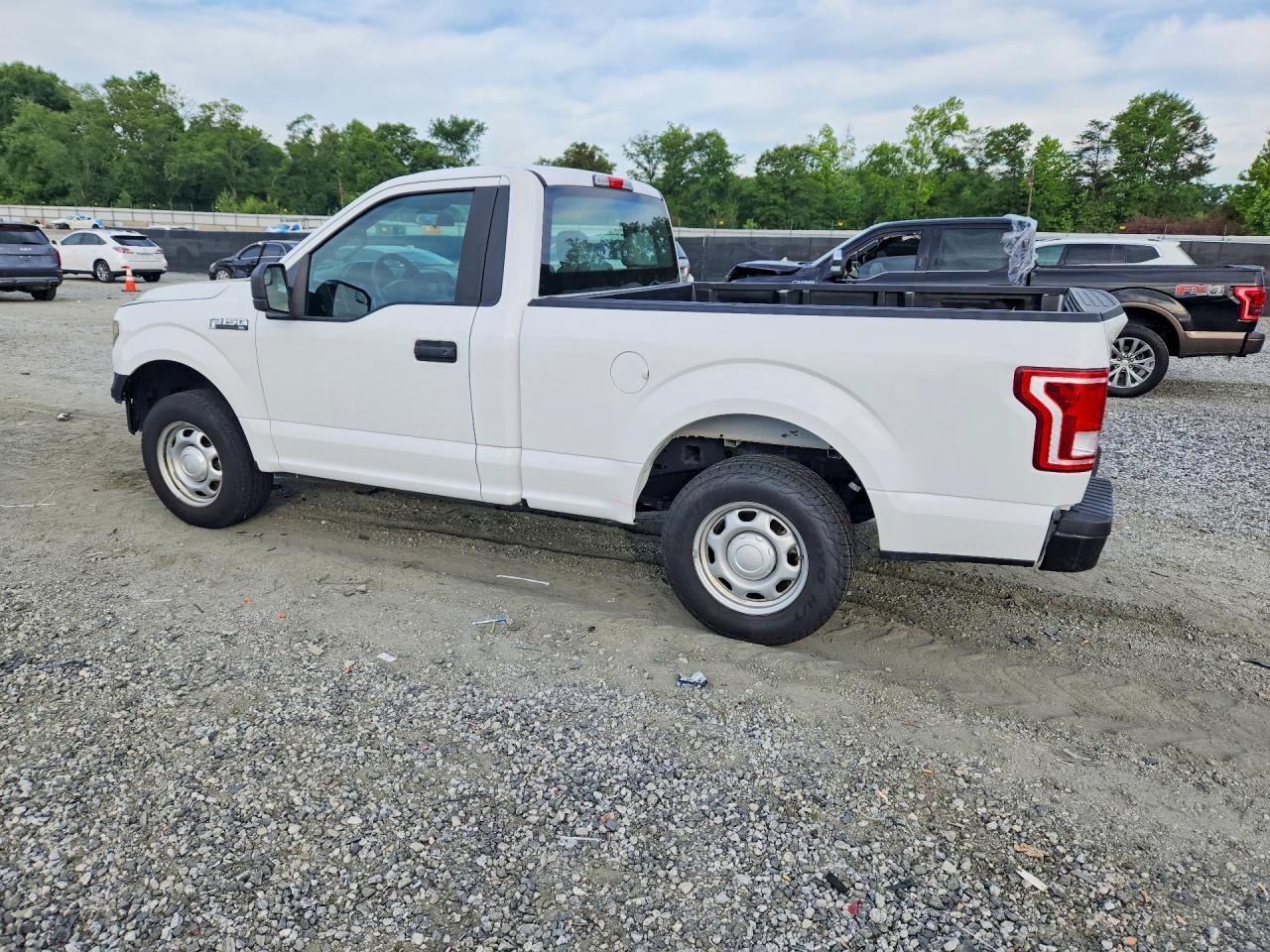 2016 Ford F150 VIN 1FTMF1C83GFA96365 photo 2