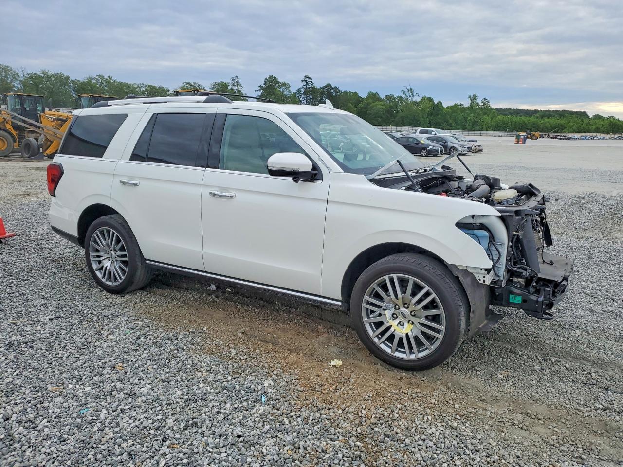 2024 Ford Expedition VIN 1FMJU2A84REA48735 photo 3