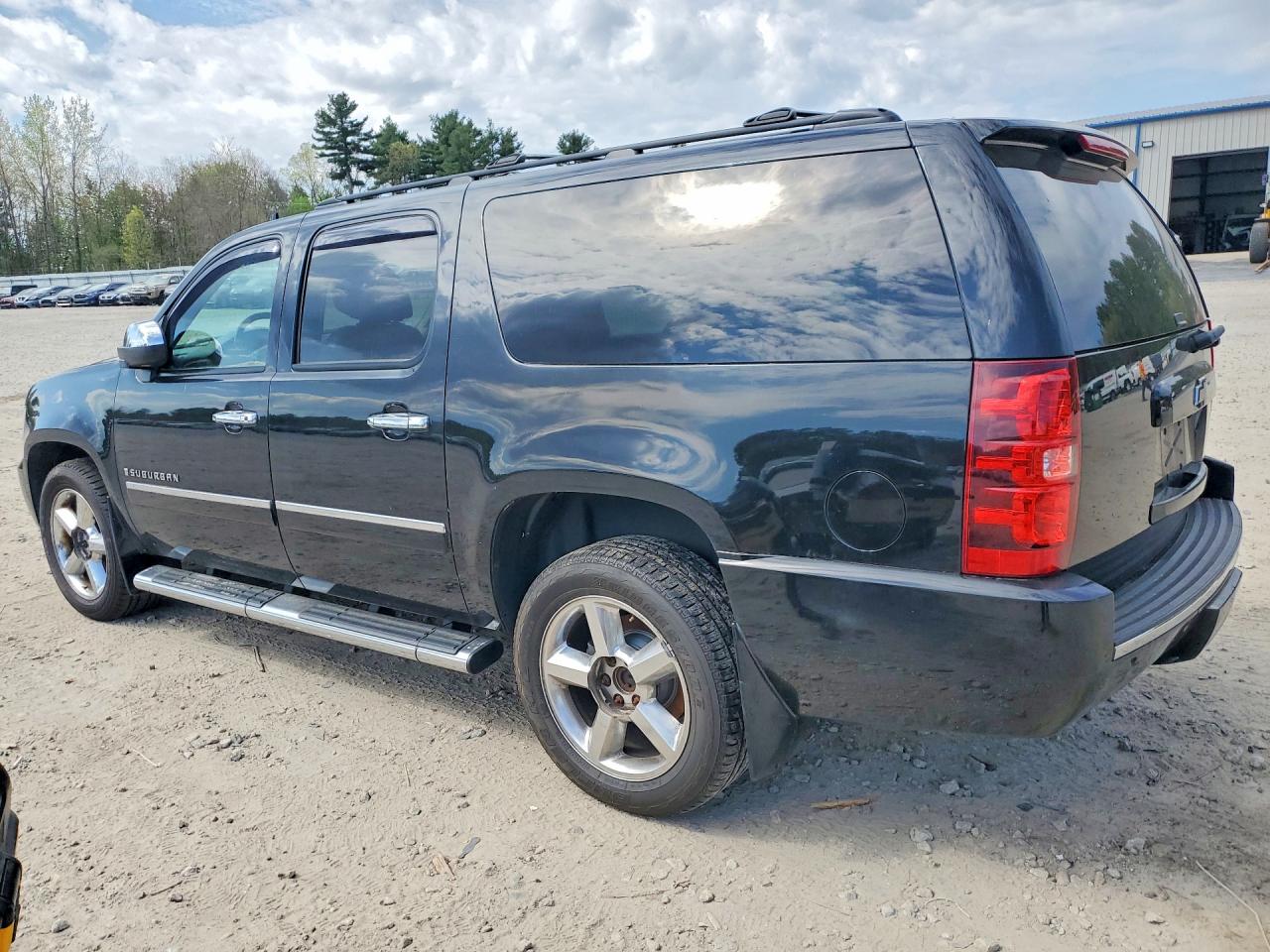 2013 Chevrolet Suburban VIN 1GNSKKE75DR252839 photo 2