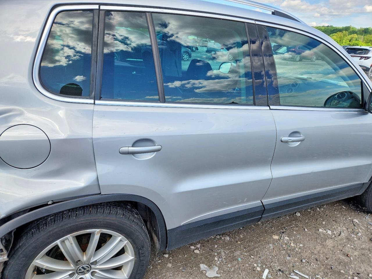 2015 Volkswagen Tiguan VIN WVGAV7AX1FW516704 photo 11